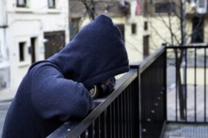 Άγρια συμπλοκή σε εσπερινό Λύκειο της Αθήνας: Ομάδα 15 ατόμων επιτέθηκαν και μαχαίρωσαν 16χρονο μαθητή | Τον παράτησαν αιμόφυρτο