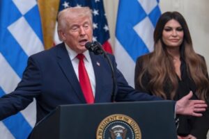 Τραμπ για Γκιλφόιλ: Απογοητεύτηκα από όσα διάβασα, δεν θέλω να σκεφτώ το ενδεχόμενο να της δώσω χάρη, δεν της έχω μιλήσει